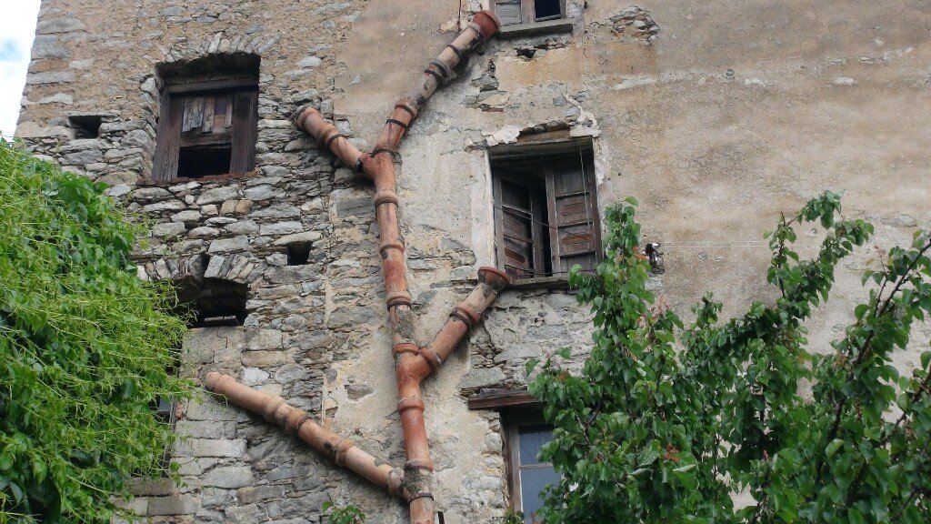Goulottes de chantier sur une maison pour l’évacuation lors d’un débarras